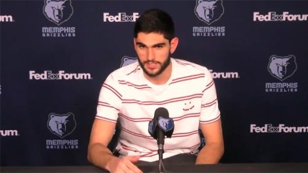 Rueda de prensa de Santi después de haber puesto a todo el público de pie. (Foto: @memgrizz)