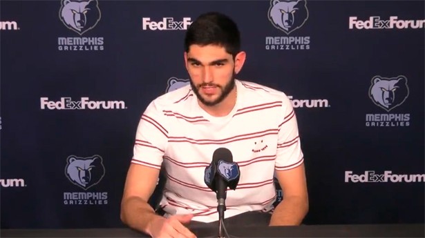 Rueda de prensa de Santi después de haber puesto a todo el público de pie. (Foto: @memgrizz)