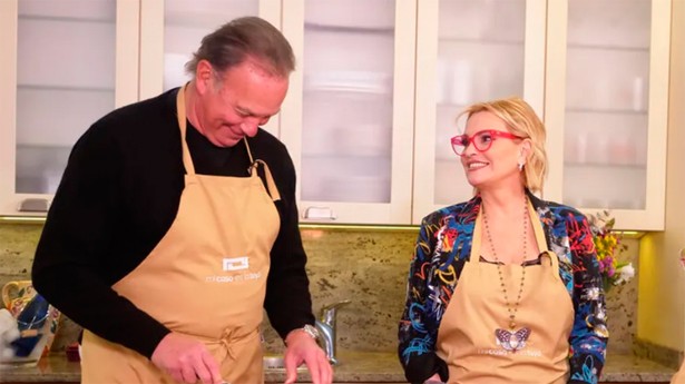 Ainhoa Arteta visita a Bertín Osborne. (Foto: Telecinco)
