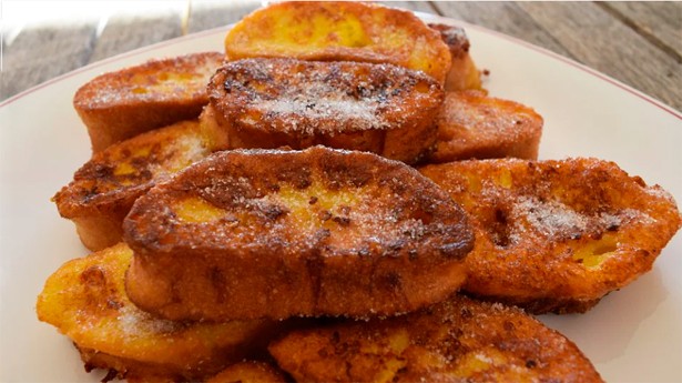 Torrijas a la espera de los frutos del bosque como acompañamiento. (Foto: Pixabay)