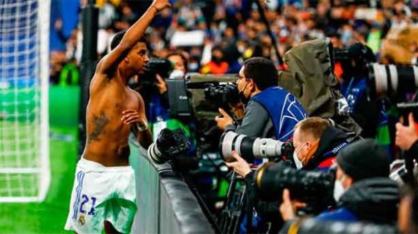 Rodrygo lanzó su camiseta al púbico en medio de la euforia. (Foto: @RealMadrid)