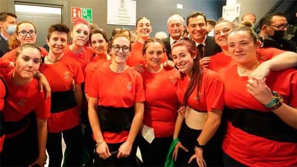Juanma Moreno junto al submarino femenino del Cristo de la Exaltación. (Foto: @JuanMaMoreno)