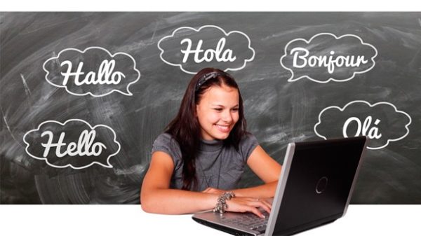 Un estudio observa más tendencia a corregir en inglés que en español en intercambios lingüísticos. (Foto: Pixabay)