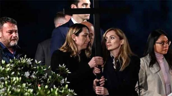 Francisco colocó a una mujer ucraniana y a otra rusa juntas en polémica iniciativa. (Foto: Antena 3)