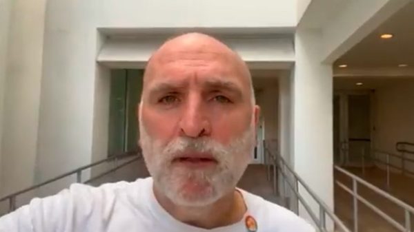 El chef José Andrés montó las primeras cocinas nada más comenzar la guerra. (Foto: captura Twitter)