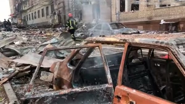 Así quedó el restaurante y sus alrededores tras el impacto del misil. (Foto: captura YouTube)