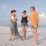 Silvia y Toni con Jesús en una playa del océano Índico. (Foto: Cuatro)