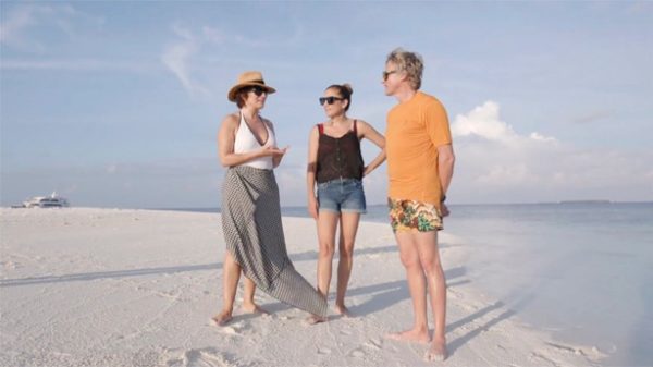 Silvia y Toni con Jesús en una playa del océano Índico. (Foto: Cuatro)