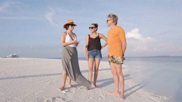 Silvia y Toni con Jesús en una playa del océano Índico. (Foto: Cuatro)