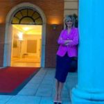 Esperando al presidente. Susanna Griso en la puerta de La Moncloa. (Foto: