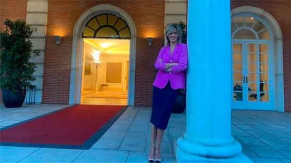 Esperando al presidente. Susanna Griso en la puerta de La Moncloa. (Foto: