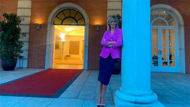 Esperando al presidente. Susanna Griso en la puerta de La Moncloa. (Foto: