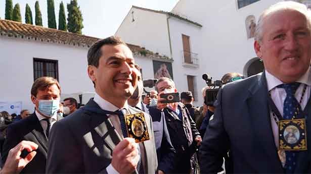 Juanma Moreno vivió intensamente todos los actos de la Semana Santa de Andakucñia. (Foto: @JuanMa_Moreno)