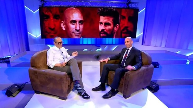 Rubiales saltó de plató en plató para dar su versión de los hechos. (Foto: Cuatro)
