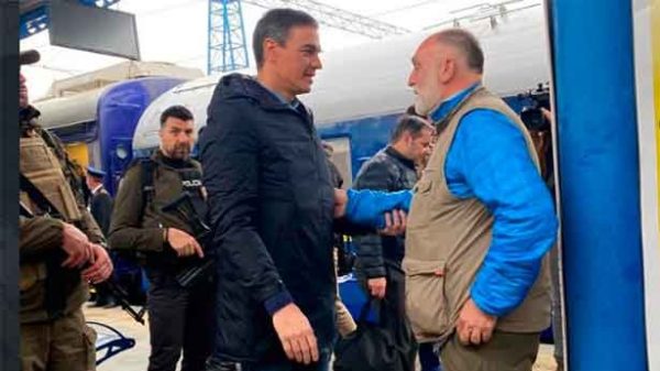 Sánchez junto al chef José Andres. (Foto: