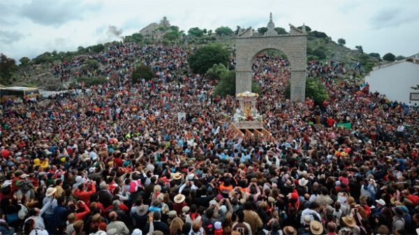 Cientos de miles de personas acompañan a la Virgen. (Foto: M.J. Gómez Martínez/ OC)