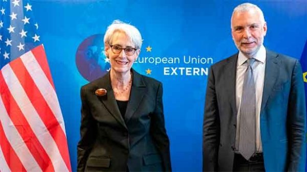 Wendy Sherman en su encuentro con Stefano Sannino en Bruselas. (Foto: