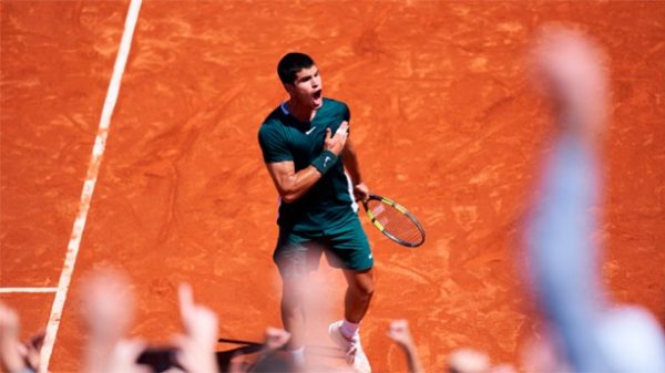 Fe y paciencia para una remontada épica de Alcaraz.  (Foto: @bcnopenbs)