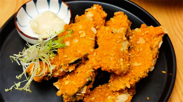 Los trocitos de pollo empanado se puede servir con salsa tártara. (Photo by Stephen Kong on Unsplash