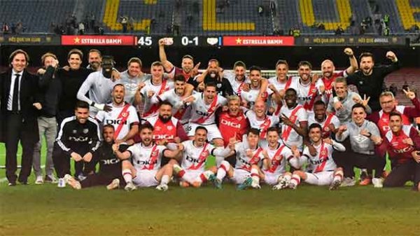 El equipo celebró su triunfo en el Camp Nou en imagen para la historia. (Foto: @RayoVallecano)