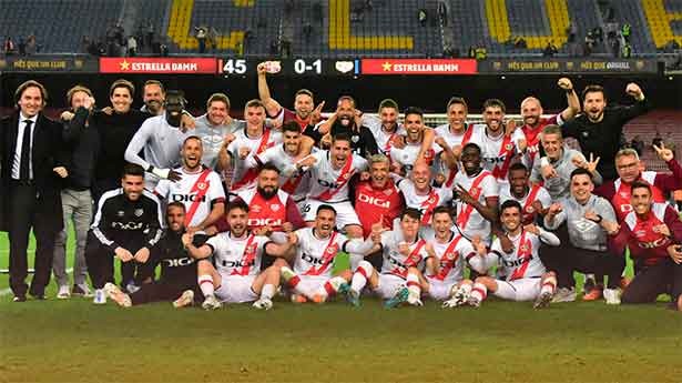 El equipo celebró su triunfo en el Camp Nou en imagen para la historia. (Foto: @RayoVallecano)