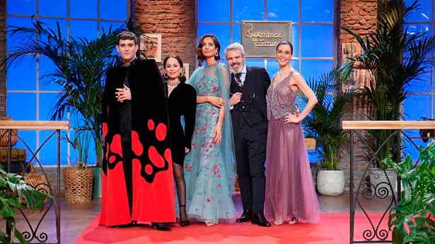 Eugenia Silva acompaña al jurado de Maestros de la Costura. (Foto: RTVE)