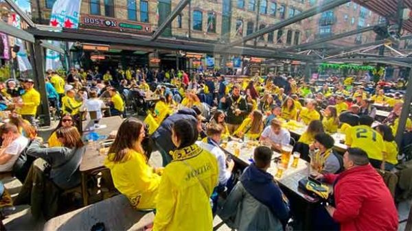 Movilización sin precedentes de la hinchada en Liverpool. (Foto: @VillarrealCF)