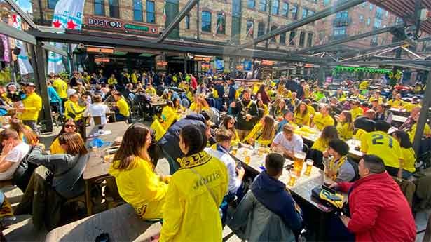 Movilización sin precedentes de la hinchada en Liverpool. (Foto: @VillarrealCF)