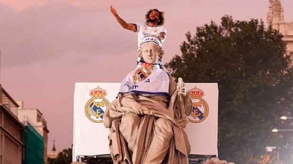 Un delicado beso de Marcelo a la diosa Cibeles. (Foto: @RealMadrid)