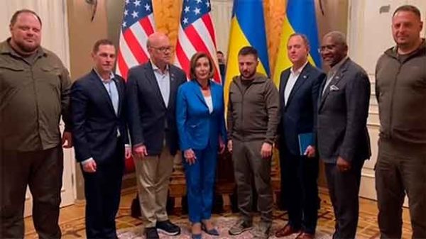 Pelosi en su viaje a Kiev. (Foto: @SpeakerPelosi)