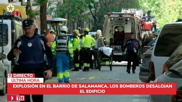 El edificio ha quedado muy dañado y ha provocado daños en vehículos estacionados en la zona. (Foto: Telemadrid)