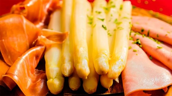 Los espárragos y el jamón casan de maravilla. (Foto de Alexander Schimmeck en Unsplash)