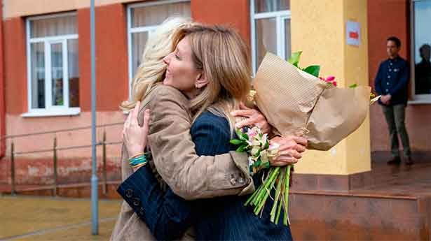 El abrazo en Ucrania de Jill Biden a Olena Zelenska. (Foto: @FLOTUS)