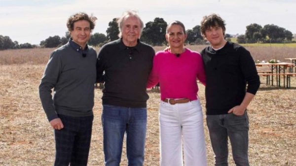 Joan Manuel Serrat con el jurado. (Foto: RTVE)