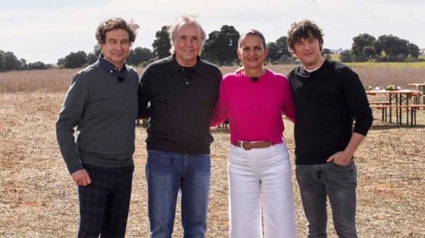 Joan Manuel Serrat con el jurado. (Foto: RTVE)