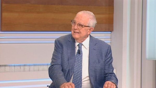 El elogio de Enrique Loewe a la obra de Orlando Mondragón. (Foto: Telemadrid).