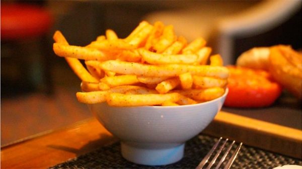 Salpimentar las patatas si le gusta un sabor un poco más intenso. (Foto: Pixabay)