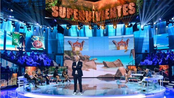 Carlos Sobera conduce la gala Tierra de Nadie de Supervivientes. (Foto: Telecinco)