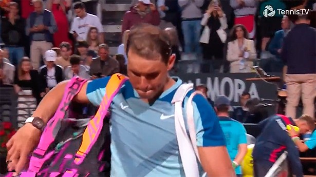 El público en pie aplaudió a un cabizbajo Nadal. (Imagen: captura TennisTV)
