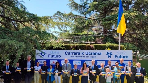 La presentación de Carrera x Ucrania se realizó en el jardín de la embajada de Ucrania de Madrid. (Foto: Madrid Futuro)