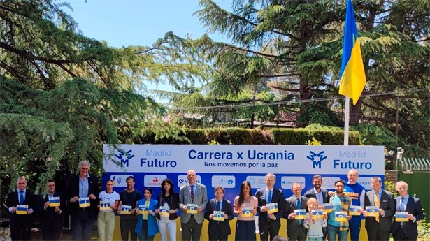 La presentación de Carrera x Ucrania se realizó en el jardín de la embajada de Ucrania de Madrid. (Foto: Madrid Futuro)