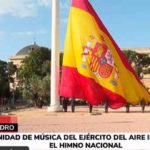 Emocionante izado de la bandera de España. (Foto: Telemadrid)