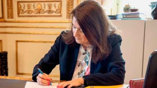 La ministra sueca de Exteriores firma la solicitud formal de entrada en la OTAN. (Foto:
