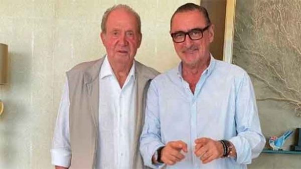 Juan Carlos I con Carlos Herrera en Abu Dhabi. (Foto: Instagram/@carlosherrera)