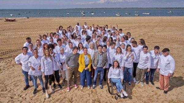 Gran reunión familiar en la playa de Sanlúcar. (Foto: Cecilia Bayonas)