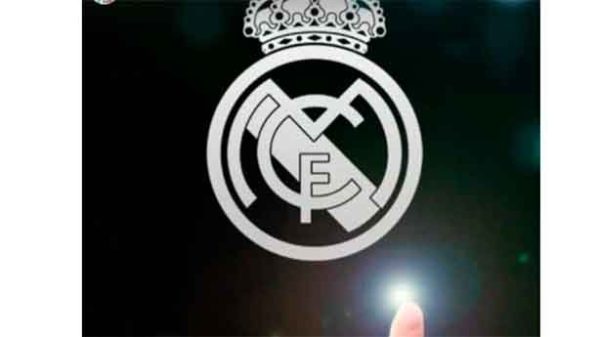 El dedo de Karim señalando al escudo. (Foto: @KarimBenzema)