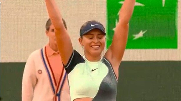 Alegría de Paula Badosa tras su excelente debut en París. (Foto: @rolandgarros)