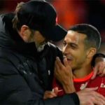 Klopp junto a Thiago Alcántara. (Foto: @LiverpoolGO)