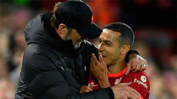 Klopp junto a Thiago Alcántara. (Foto: @LiverpoolGO)