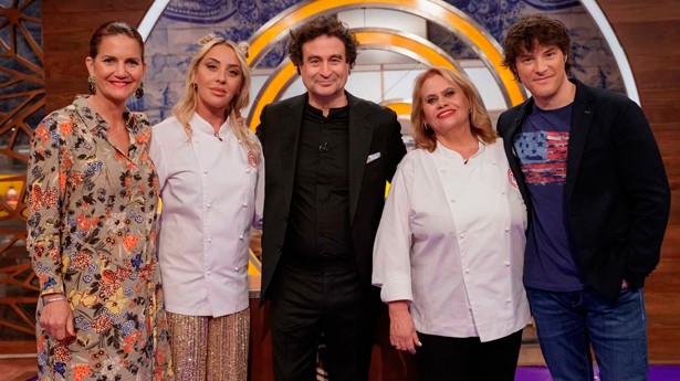 Carmina Barrios y Luna visitan a los aspirantes en la primera prueba. (Foto: RTVE)